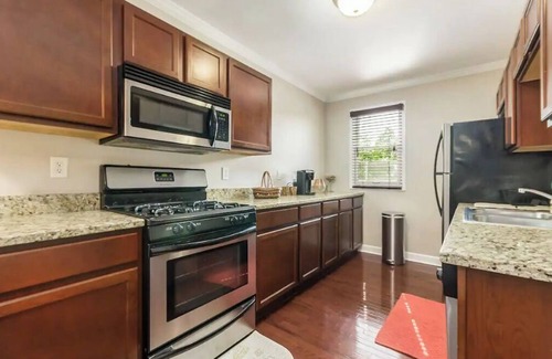 Downtown Columbus Condo | Ideally Located 1 Bdrm Stay | Parking & Laundry