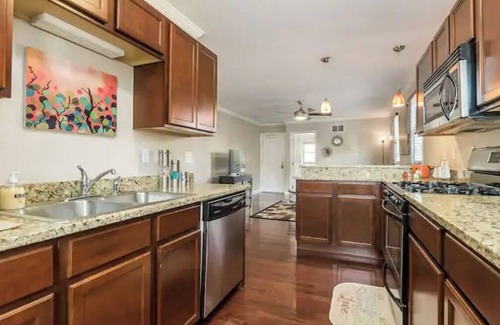 Downtown Columbus Condo | Ideally Located 1 Bdrm Stay | Parking & Laundry