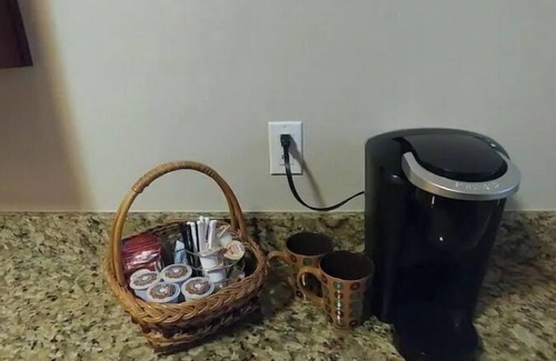 Downtown Columbus Condo | Ideally Located 1 Bdrm Stay | Parking & Laundry