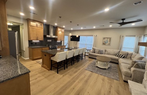 Eclectic House | Idle Speed Lake Martin - Newly remodeled spacious 5br/3.5 Ba. Lakefront home