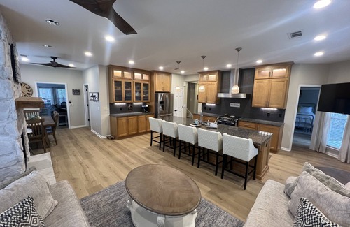 Eclectic House | Idle Speed Lake Martin - Newly remodeled spacious 5br/3.5 Ba. Lakefront home