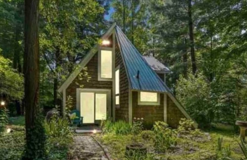 Stevensville Cabin | Idyllic A-Frame in Michigan's Harbor Wine Country- Pet friendly!