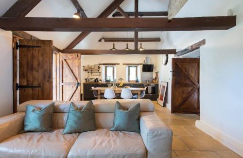 Birdlip House | Idyllic Barn - Cotswold Hideaway Stunning Village