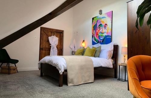 Birdlip House | Idyllic Barn - Cotswold Hideaway Stunning Village