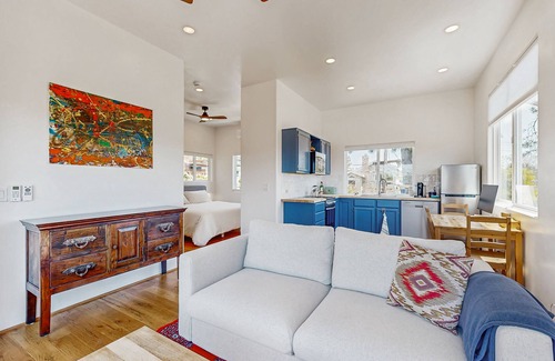 Del Mar Heights House | Idyllic Dog Friendly, Coastal Retreat w/Shared Pool - Walk to Beach & Lagoon