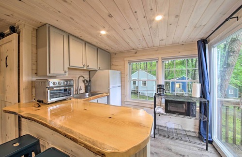 Edgecomb Apartment | Idyllic Edgecomb Forest Studio w/Deck & Balcony!