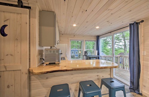 Edgecomb Apartment | Idyllic Edgecomb Forest Studio w/Deck & Balcony!