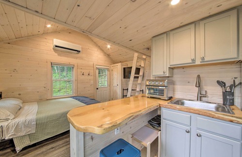 Edgecomb Apartment | Idyllic Edgecomb Forest Studio w/Deck & Balcony!