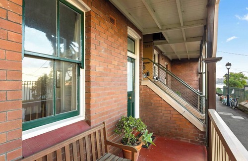 Millers Point Apartment | Idyllic Heritage Home Footsteps to the Harbour
