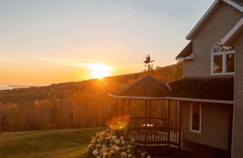 Baie-St-Paul House | Idyllic Nature Retreat - Hot tub and Scenic Views