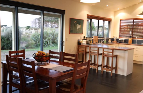 Waikawa Beach House | Idyllic ocean front beach house - Waikawa Beach