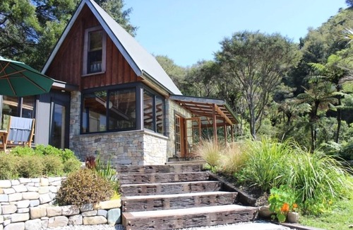 Parapara Cottage | Idyllic river side retreat