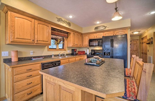 Golden Cabin | Idyllic Table Rock Lake Cabin w/Fire Pit!