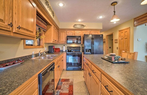 Golden Cabin | Idyllic Table Rock Lake Cabin w/Fire Pit!