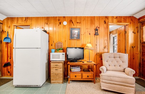 Conover Cabin | Idyllic waterfront cabin at Scott’s Twin Lake Resort with swimming beach & docks