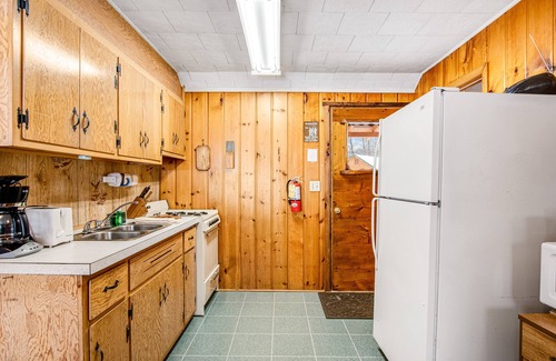 Conover Cabin | Idyllic waterfront cabin at Scott’s Twin Lake Resort with swimming beach & docks