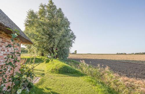 Simonsberg House | Idyllische kleine Reetdachkate mit Blick über die Felder - Kamin, Terrasse & Privatparkplatz