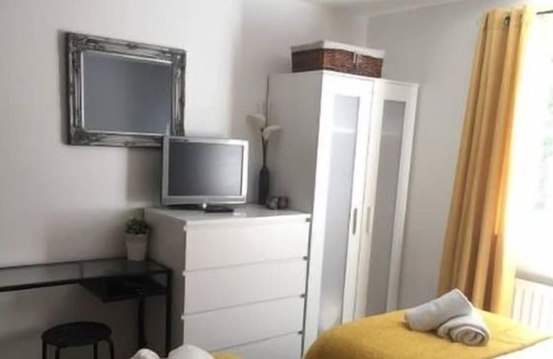 Crawley Apartment | If you are looking for a quiet and peaceful stay in Crawley then look no further. A beautiful com...
