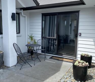 Leamington Apartment | Ihimaera Suite 1 or 2 brm River Garden Cambridge with Complimentary Continental Breakfast