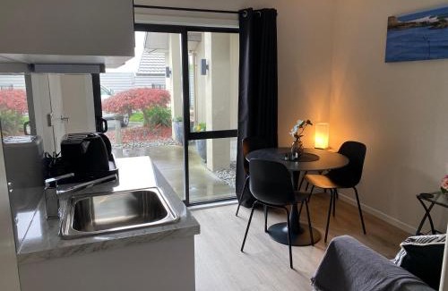 Leamington Apartment | Ihimaera Suite 1 or 2 brm River Garden Cambridge with Complimentary Continental Breakfast