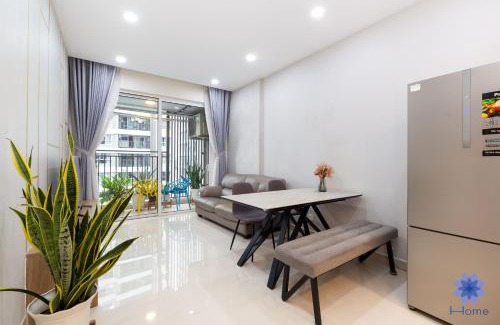 Phu Nhuan Apartment | iHome Furnished Apartments with Free Gym & Pool, Airport Pick-Up Service