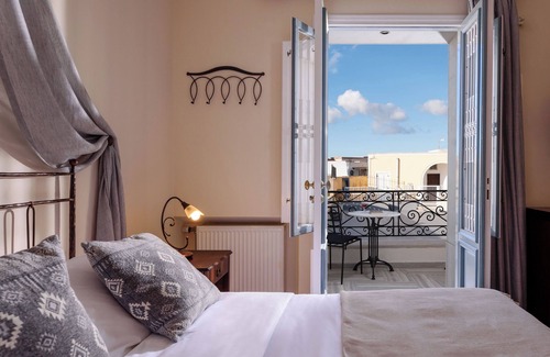 Pyrgos Hotel | Ikio Concept Santorini