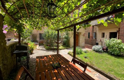 Volterra Apartment | Il Cantuccio- Appartamento in centro con giardino