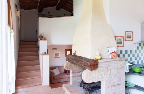 Gambassi Terme House | Il Corbezzolo house in historic village