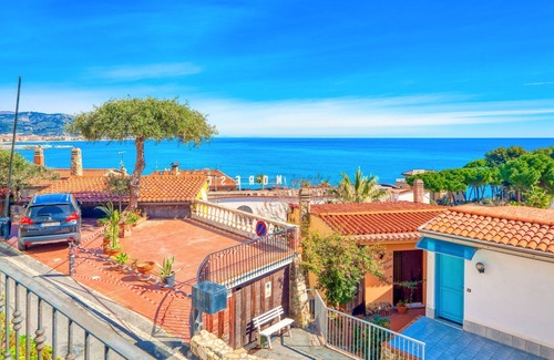 Diano Marina Apartment | Il Geranio Sant'Elmo - sea-view, for 4, 5 minutes on foot from the beach, small garden