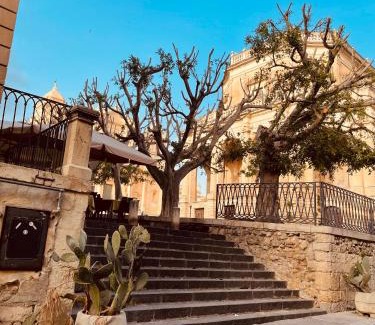 Noto House | Il gufo barocco