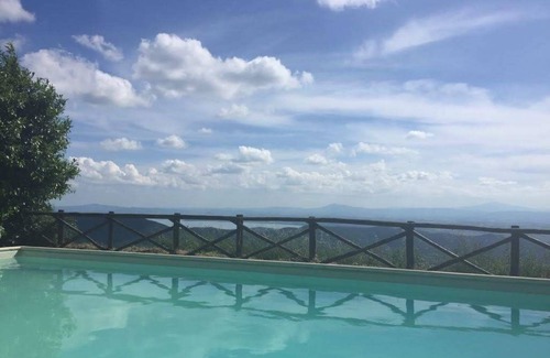 Cortona House | Il Rifugio, a farmhouse in Cortona with a panoramic view of Lake Trasimeno