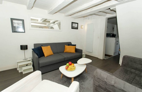 Les Iles Apartment | Ile Saint Louis Charming Flat With Mezzanine