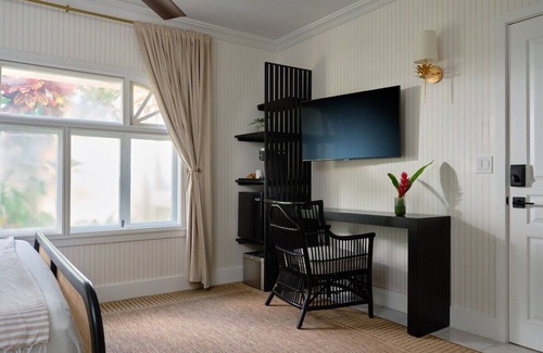Wailuku Bed & Breakfast | Ilima Suite - Historic Lux charm w Garden Views