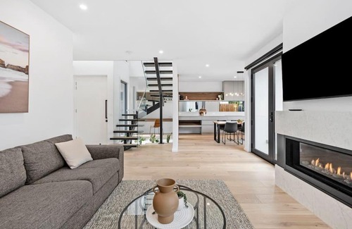 Ocean Grove Villa | Iluka on the Avenue- 3 bedroom, 2 bathroom. Brand new. 150m walk to shops
