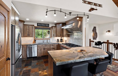 Lincoln County House | Imagine you're gathering being 20' off the Waterfront. Your Versatile Oasis!nn