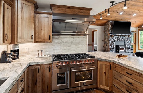 Lincoln County House | Imagine you're gathering being 20' off the Waterfront. Your Versatile Oasis!nn