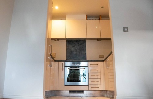 Nine Elms Apartment | Immaculate 1-Bed Apartment in London