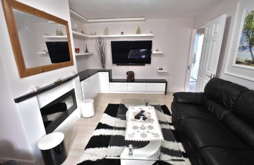 London Borough of Hounslow Apartment | Immaculate 2-Bed Apartment in Isleworth by river