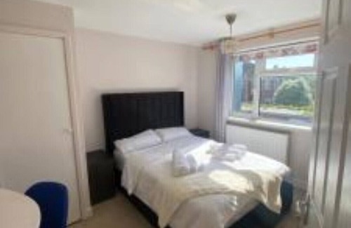 London Borough of Hounslow Apartment | Immaculate 2-Bed Apartment in Isleworth by river