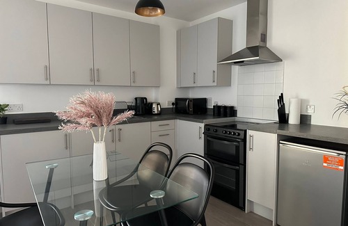 Canning Town Apartment | Immaculate 2-Bed Apartment in east London