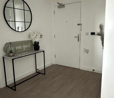 Canning Town Apartment | Immaculate 2-Bed Apartment in east London