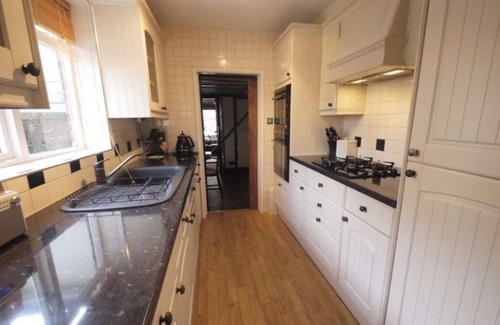 Waltham Cross Cottage | Immaculate 3-Bed House in Waltham Cross