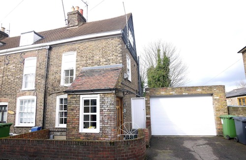 Waltham Cross Cottage | Immaculate 3-Bed House in Waltham Cross