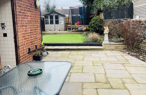 Waltham Cross Cottage | Immaculate 3-Bed House in Waltham Cross
