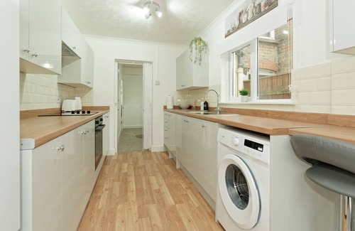 Chatham House | Immaculate 3-Bed House in Chatham