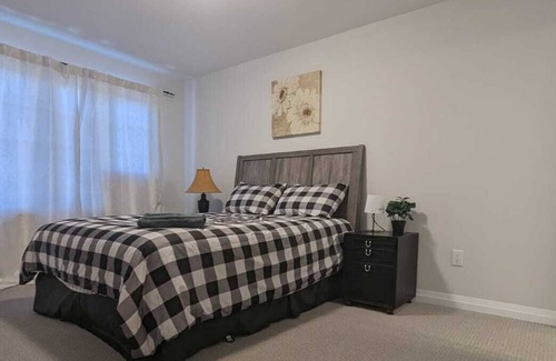 Niagara Falls House | Immaculate 3 Bedrooms House IN Niagra Falls. Best Value IN Niagra Region!!!