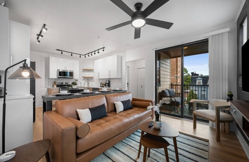 Shadyside Apartment | Immaculate 3 BR Penthouse suite| 2 decks| Walkable