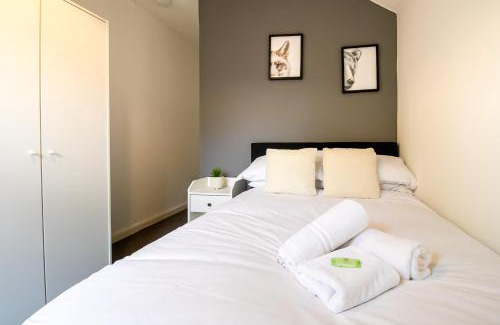 Northampton Apartment | Immaculate 4-bed Home in Northampton by Renzo, Perfect for Contractors, Sleeps 7!