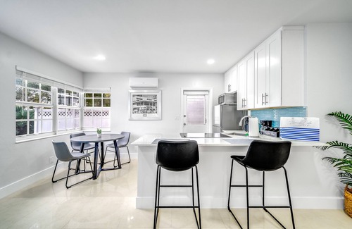 Coral Ridge Apartment | Immaculate Coastal Unit! Walk To Beach and Shops!