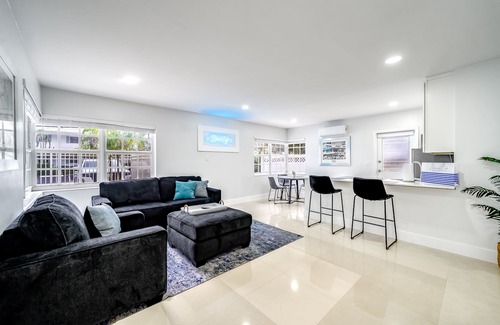 Coral Ridge Apartment | Immaculate Coastal Unit! Walk To Beach and Shops!